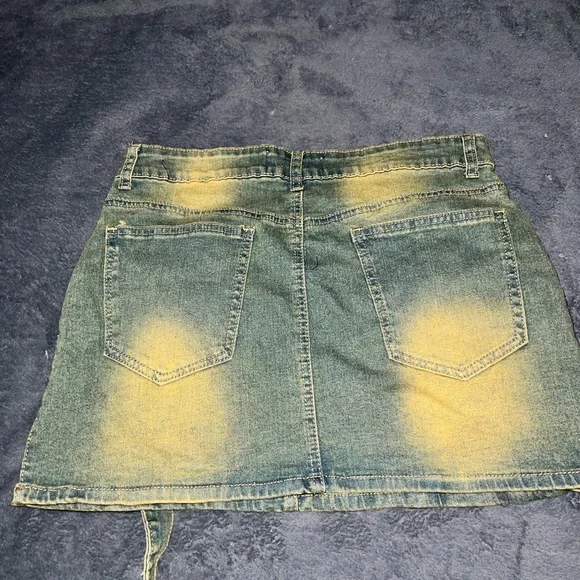 Acid Wash Denim Mini Cargo Skirt - Picture 3 of 3